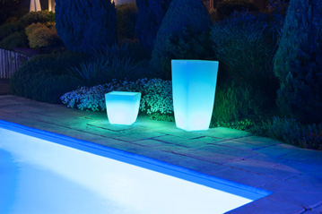 Jardinière et pot décoration lumineuse extérieure au bord d'une piscine