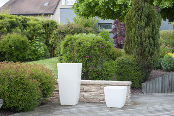 Gros pot lumineux devant une maison à l'extérieur