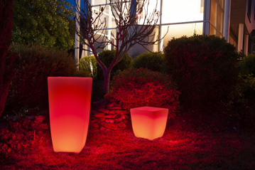 Un pot de jardin lumineux avec un vase les extérieur de couleur rouge