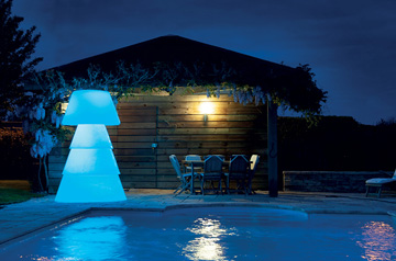 HELIO disposé au bord d'une piscine. éclairage led bleu