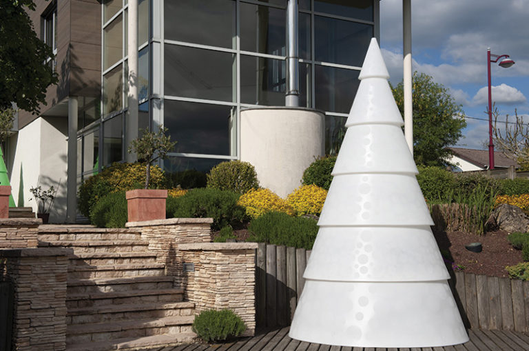 Arbre lumineux exterieur devant maison