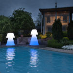 Luminaire led bleue au bord de la piscine