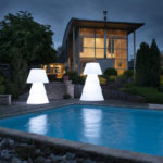 Deus luminaires helio led blanc au bord de piscine