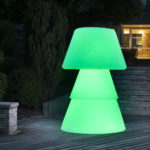 Lampadaire polyéthylène sur terrasse de nuit. allumage led verte