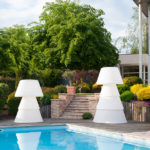 Deux luminaires extérieurs design au bord du jardin et terrasse